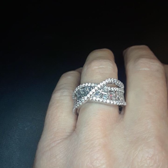 Bella Luce Faux Ring - Picture 2 of 2